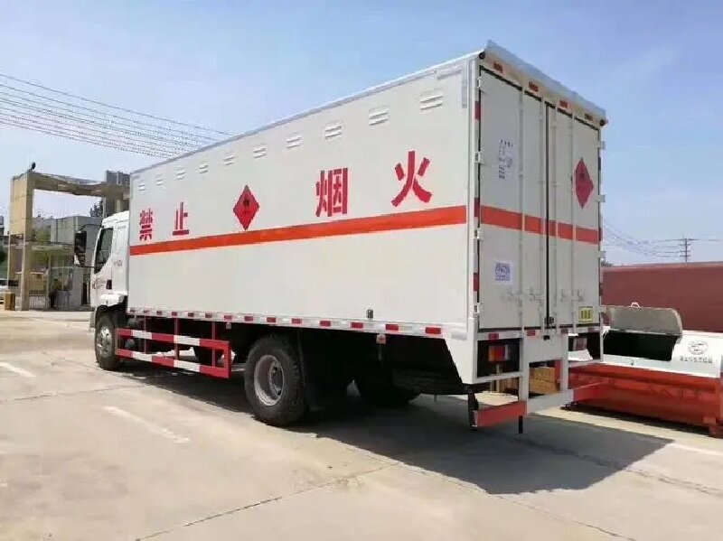 蘇州到阿克蘇危險(xiǎn)品運(yùn)輸